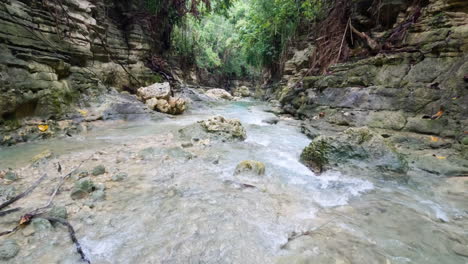 Filmaufnahmen-Eines-Flusses-Im-Tropischen-Regenwald-Auf-Den-Philippinen,-Asien,-Zeitlupe,-Slomo,-120-Fps
