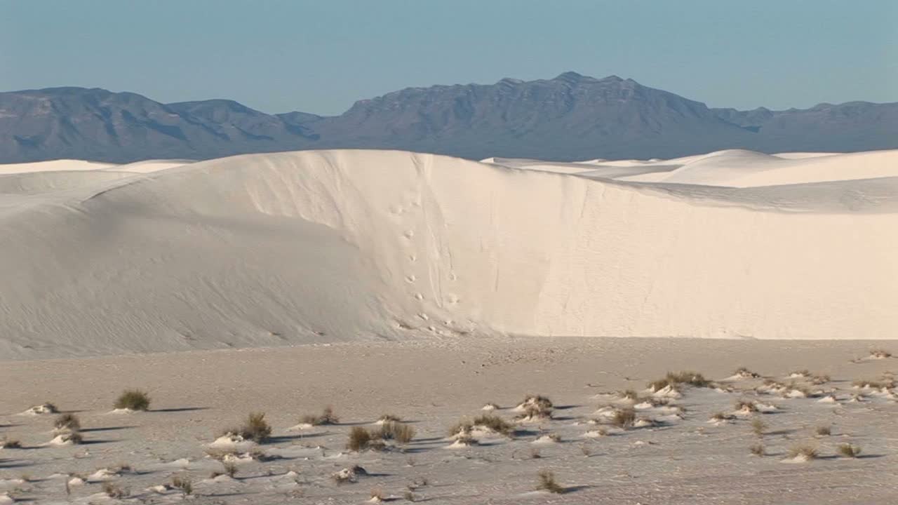 панорама далеких гор и песчаных дюн в национальном памятнике "белые пески" в штате нью-мексико