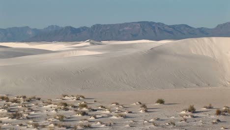 panleft de montañas distantes y dunas de arena en el monumento nacional de arenas blancas en nuevo méxico