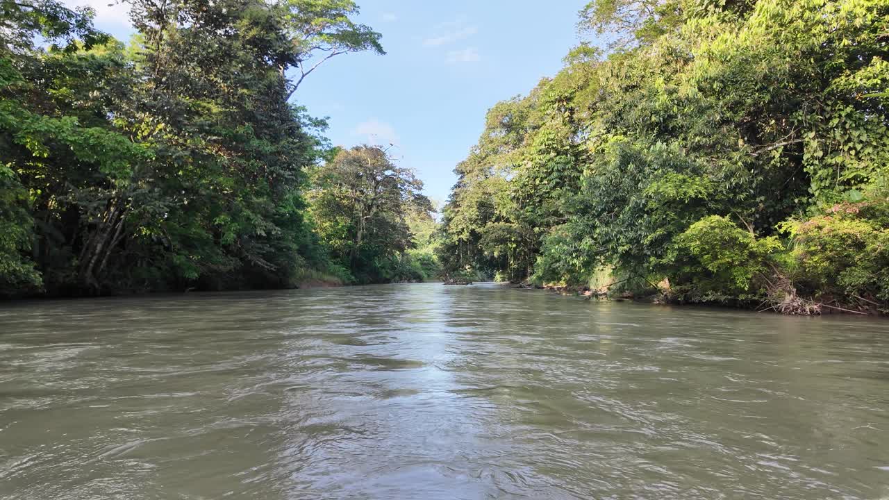 Navegando por um rio tranquilo na Costa Rica.mp4