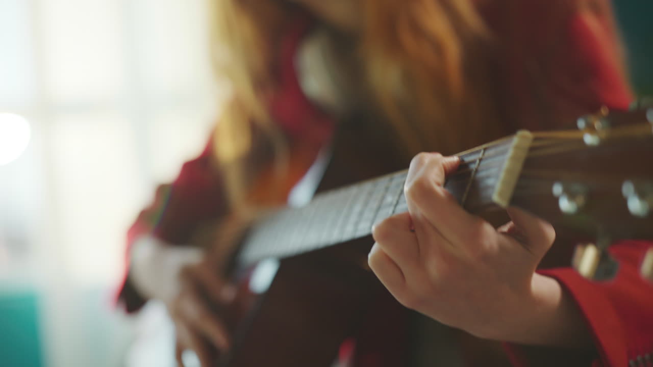 어쿠스틱 기타를 연주하는 소녀