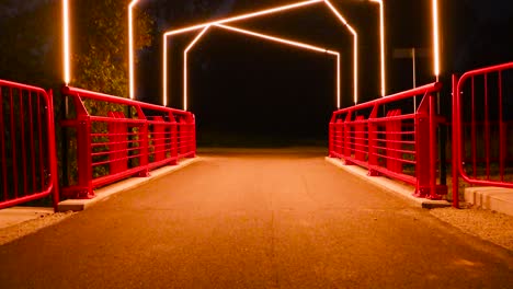 uma ponte moderna com arquitetura bonita e luzes de design pontiagudo em laagri estônia durante o verão enquanto é de noite