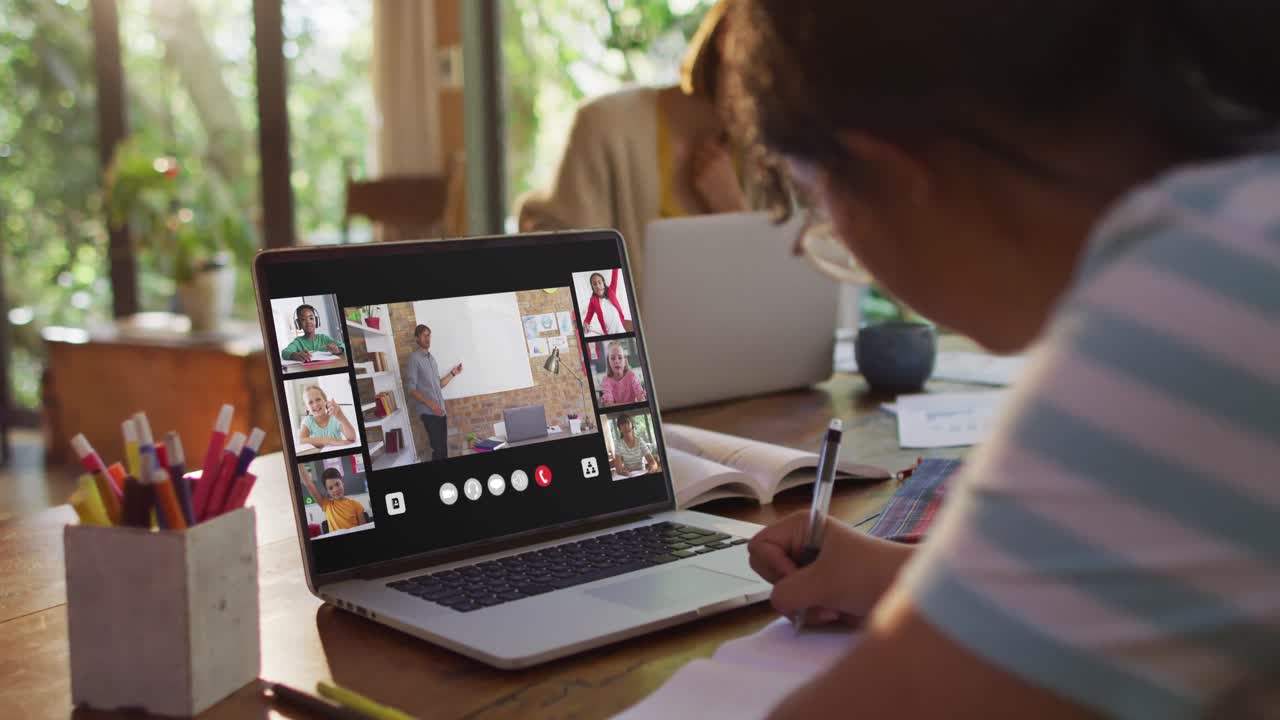 composición de una niña que usa una computadora portátil para una lección en línea en casa, con un maestro y una clase diversos en la pantalla