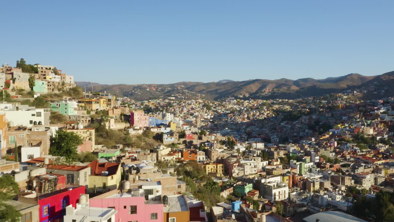 casas construidas en la montaña con vista espectacular de la hermosa ciudad de guanajuato mexico