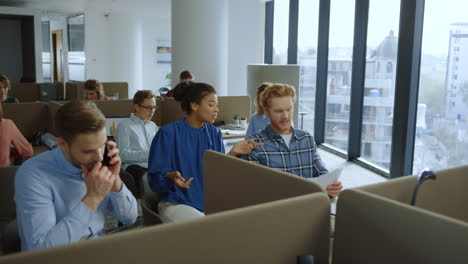 Empresarios-Discutiendo-El-Plan-Corporativo-En-El-Lugar-De-Trabajo