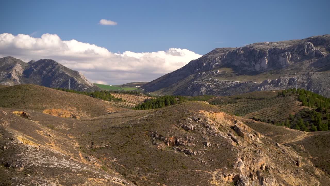 hermosa panorámica en cámara lenta sobre la tranquila campiña mediterránea