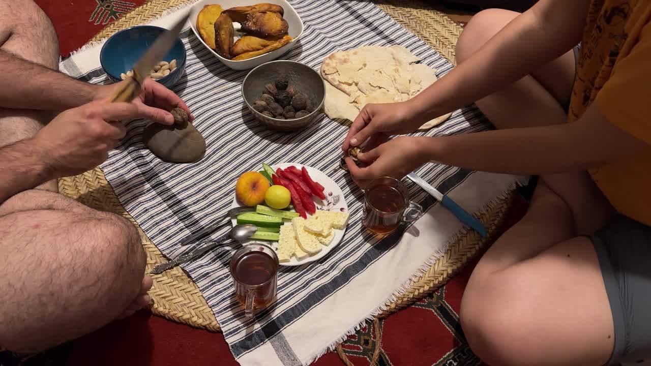 comida local desayuno tela de mesa turca kahvalti con aceituna té negro pan persa comida simple en casa en la ciudad rural comida auténtica vida de pareja en irán familia joven relación sexy cultura persa