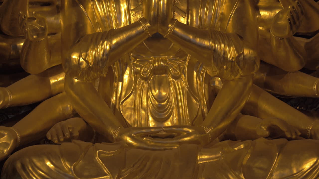 estatua budista de bronce brillante en el templo de bai dinh, vietnam