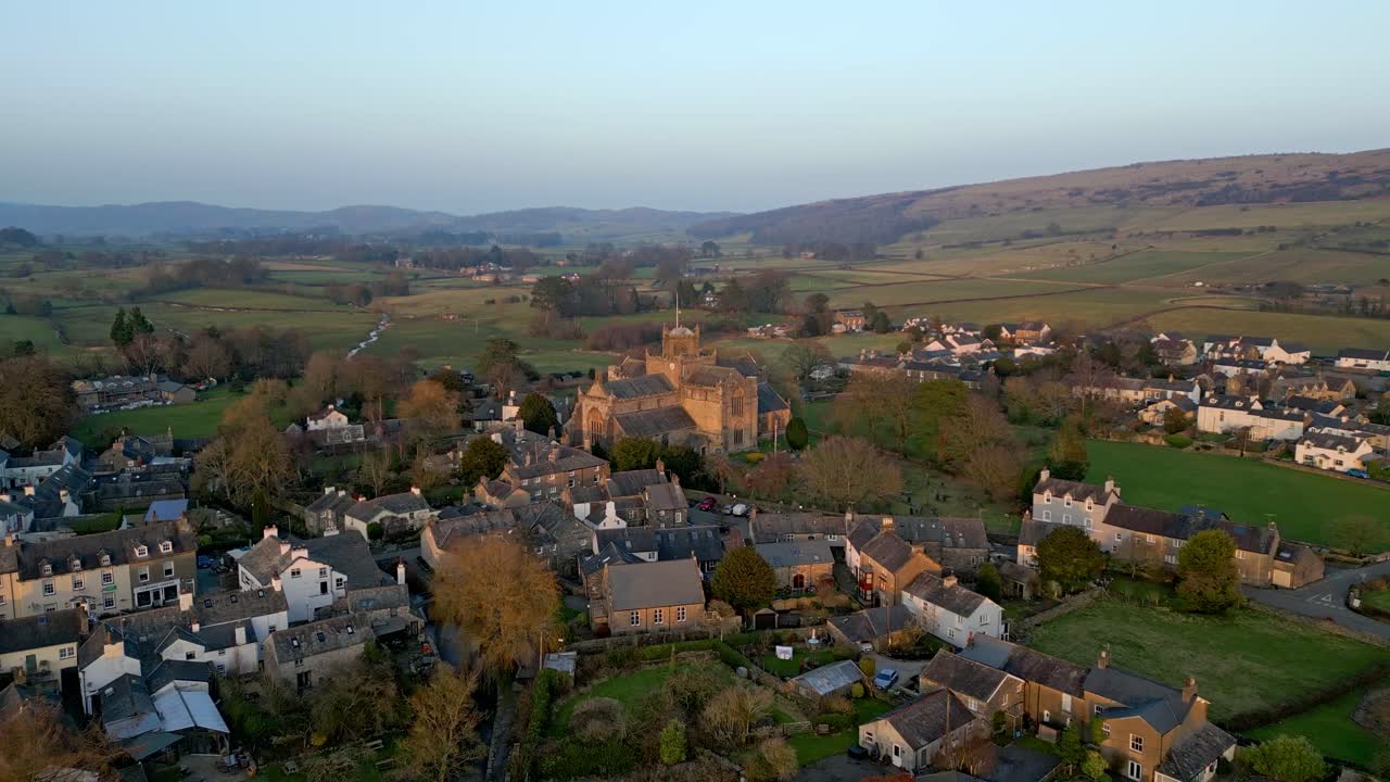 imágenes aéreas del pueblo medieval de cartmel en el distrito inglés de los lagos tiene un rico patrimonio y una variada lista de actividades para visitantes y turistas