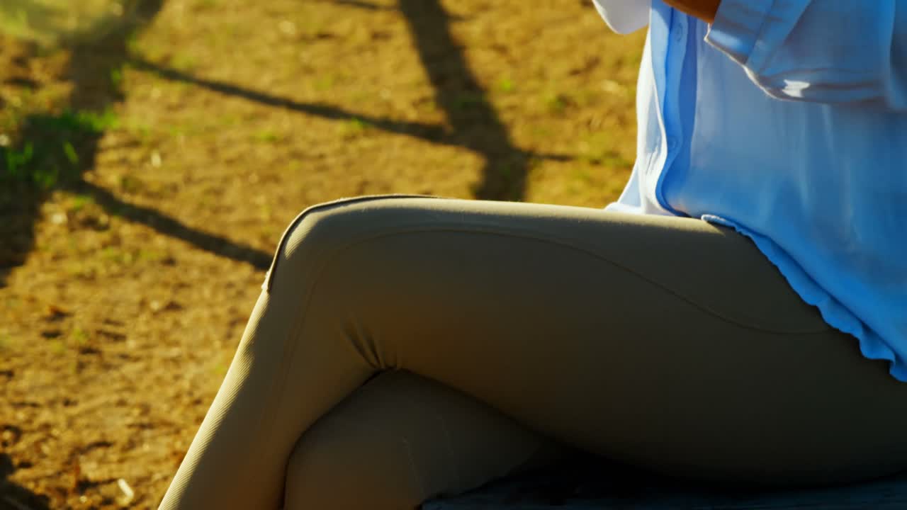 디지털 태블릿 4k를 사용하는 수의사