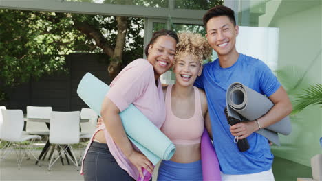 Verschiedene-Freunde-Lächeln-Nach-Einer-Yoga-Sitzung-Zu-Hause