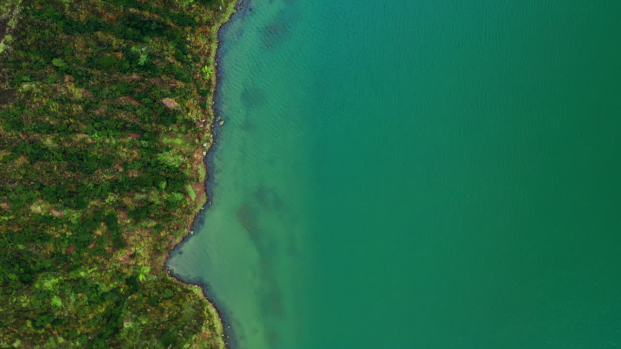 fotografía aérea de un avión no tripulado de la laguna de fuego en la isla de san miguel, azores - portugal