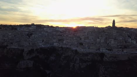 Toma-De-Drones-De-Matera-Al-Atardecer