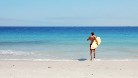 Schöner-Surfer-Läuft-Zum-Meer