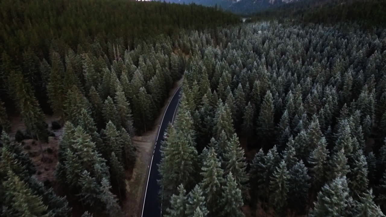 위에서 비행하는 4k 조감도