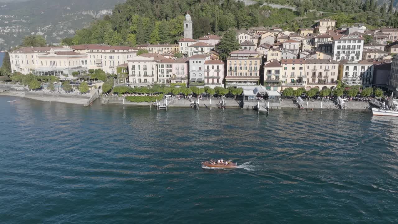 antena 4k: retírese de un barco clásico en el lago de como, italia para revelar bellagio, lago de como, italia