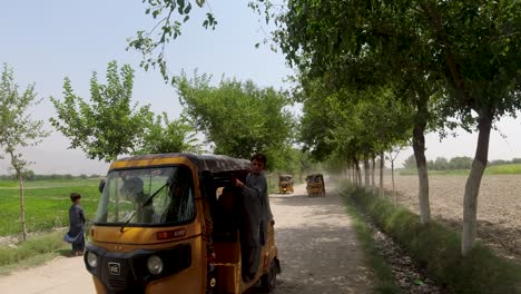 Tráfico-De-Rickshaw-En-El-Pueblo.