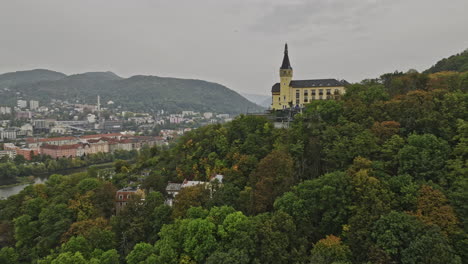 Usti-Nad-Labem-Tschechien-Luftaufnahme-V6-Filmische-Niedrige-Drohne-Fliegt-Um-Das-Wunderschöne-Schloss-Vetruse-über-Dem-Elbetal-Und-Fängt-Das-Stadtbild-Und-Die-Eisenbahnlinie-Am-Flussufer-Ein-–-Aufgenommen-Mit-Mavic-3-Cine-–-November-2022