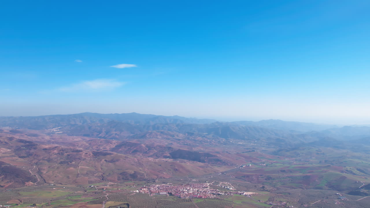은 날에 토르칼 데 안테케라를 둘러싼 풍경, 바위 형성을 드러내기 위해 공중 뒤집힌 돌리