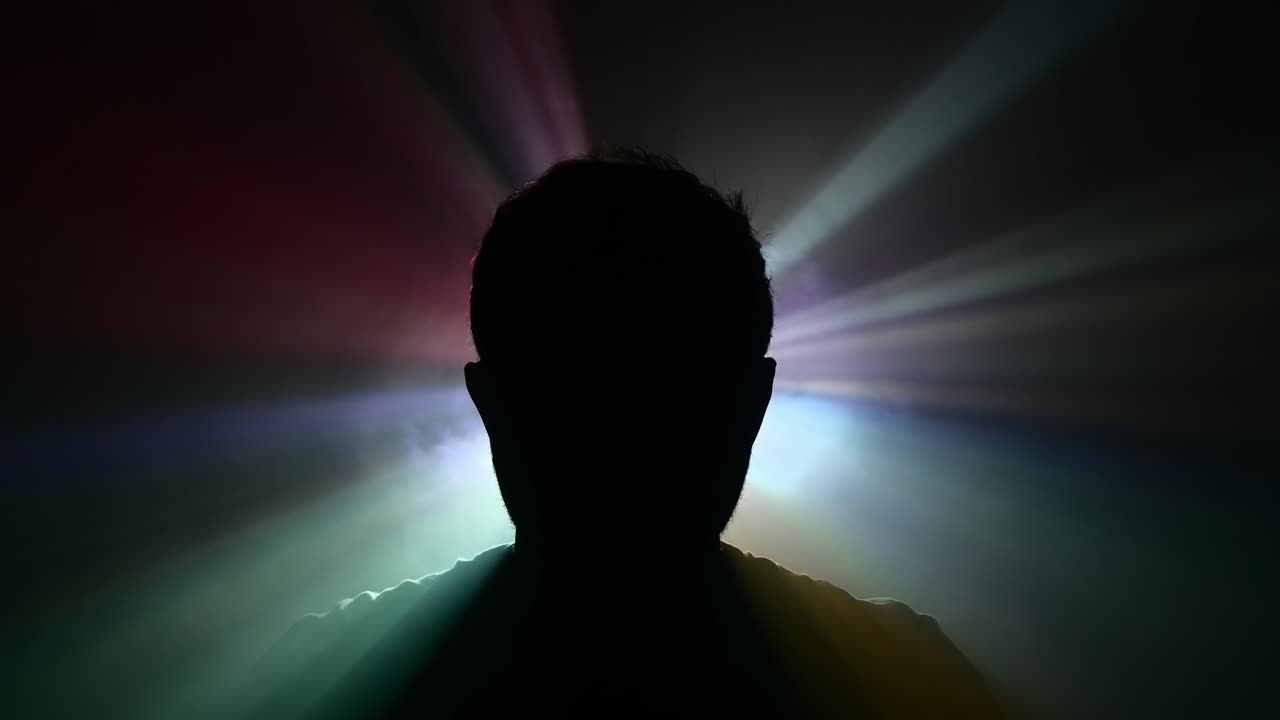 silueta de un hombre mirando a su alrededor