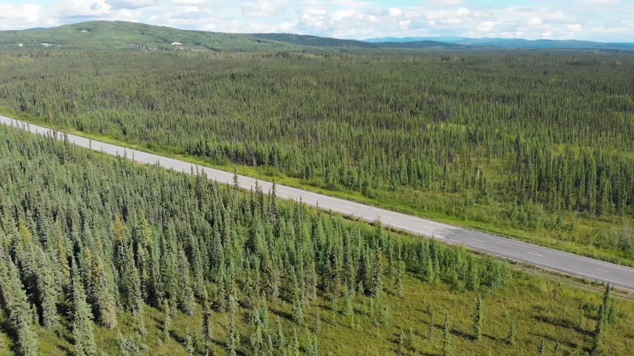 video de drones 4k del desierto de tundra de verano en el distrito de north star, fairbanks, alaska
