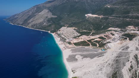 Lo-último-En-Complejos-Turísticos-Y-Villas-De-Lujo-En-La-Vasta-Costa-Azul-Del-Mar-Jónico-De-Albania:-Paraíso-De-Vacaciones-De-Verano-En-La-Costa-Verde