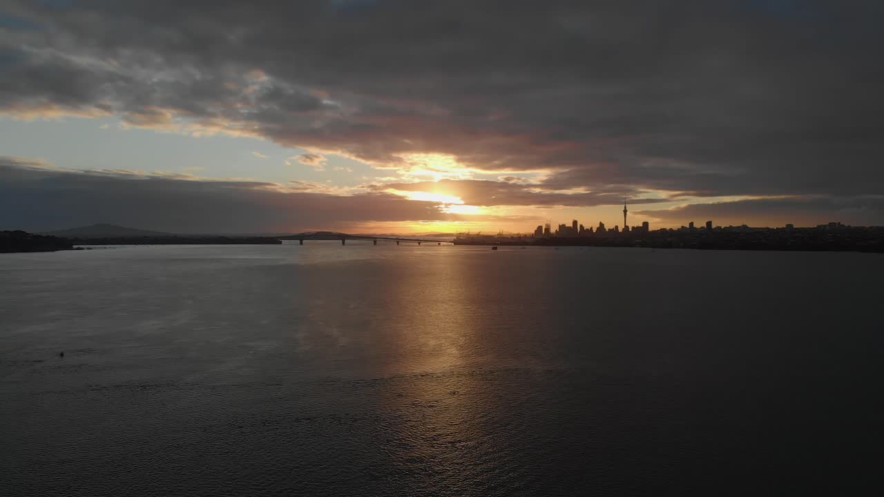 восход солнца над мостом оклендской гавани и горизонтом города окленд в новой зеландии