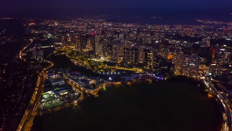 Nacht-Hyperlapse-Aus-Der-Luft,-Skyline-Der-Stadt-La-Mexicana-Park-Und-Lichter-In-Der-Abenddämmerung