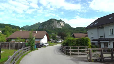 las afueras de la ciudad balnearia de saint gilgen con vistas a las montañas