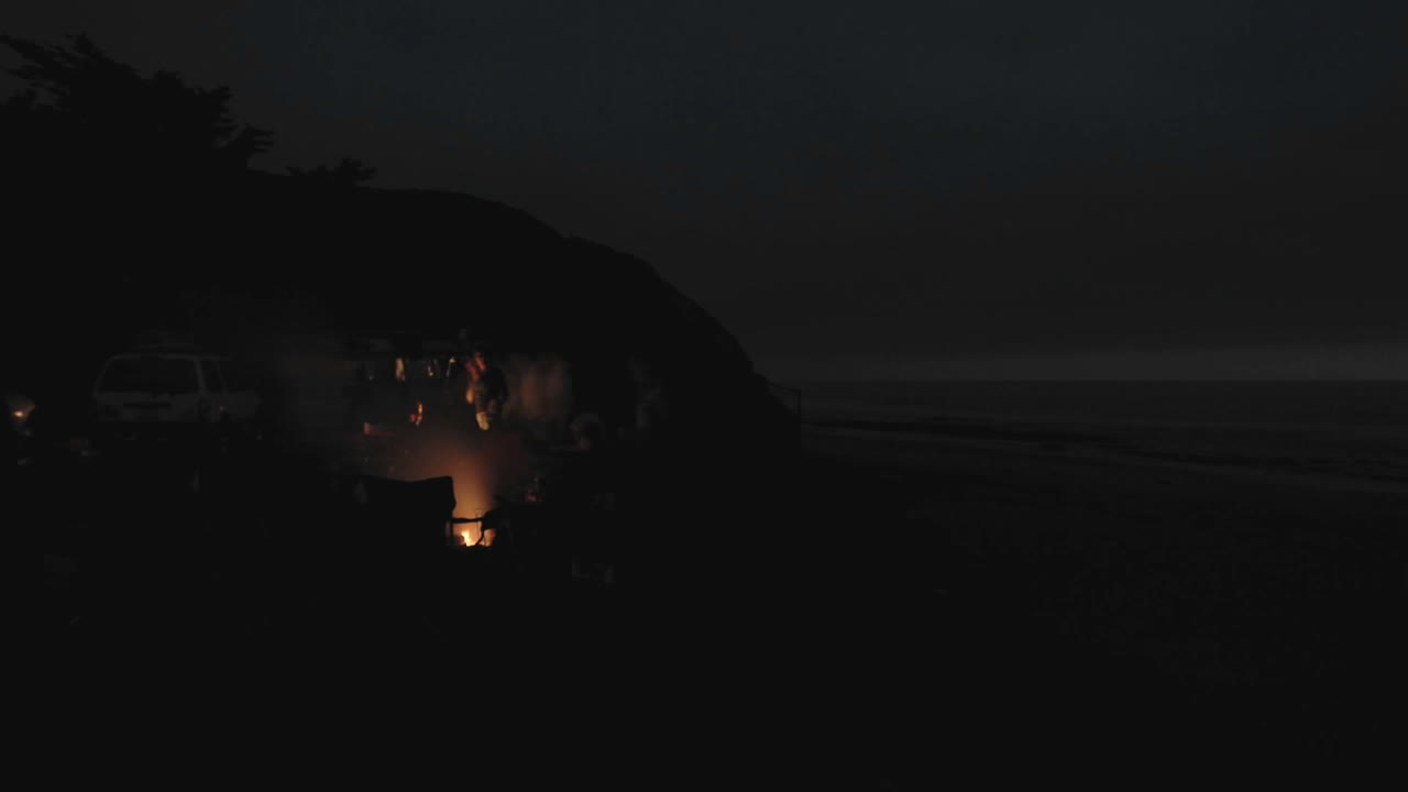 jalama 해변 카운티 공원 캘리포니아에서 모닥불 주위에 사람들의 시간 경과