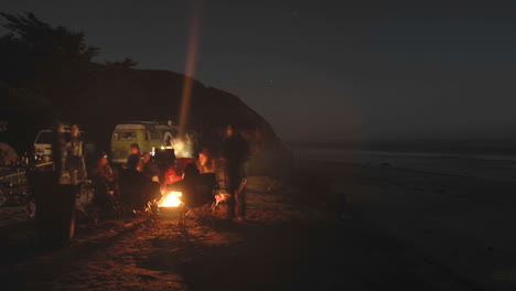 Zeitraffer-Von-Menschen-Um-Ein-Lagerfeuer-Im-Jalama-Beach-County-Park-Kalifornien