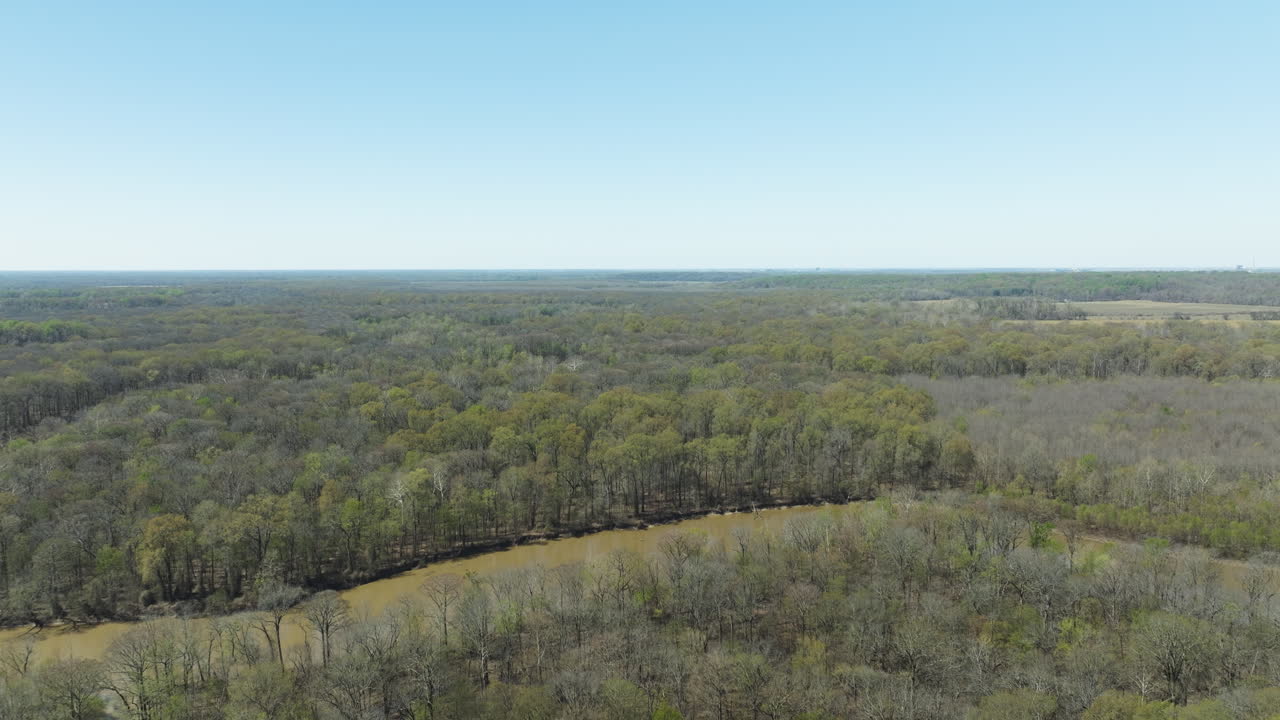vista panorámica sobre los humedales en el refugio nacional de vida silvestre de lower hatchie, tennessee, estados unidos - toma de un dron