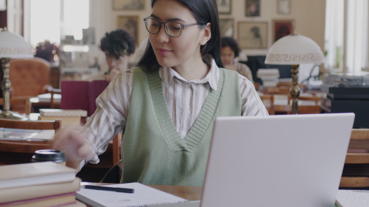 mujer estudiando en la biblioteca