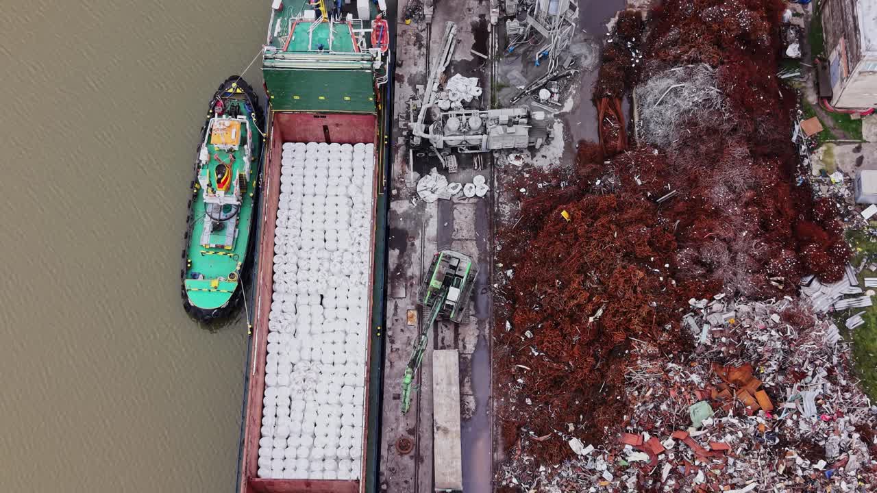 Navi da carico ormeggiate in cantiere navale per operazioni di trasporto e riparazioni.