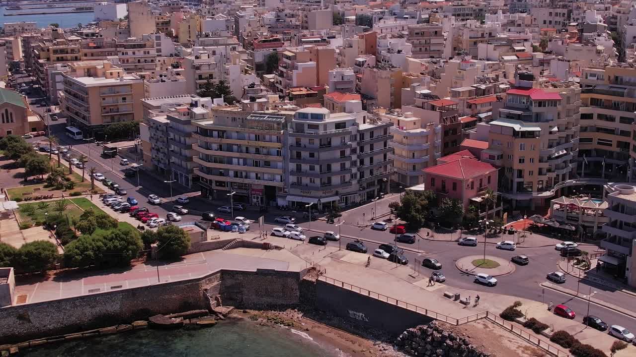 Vista aerea di una vivace città costiera con traffico