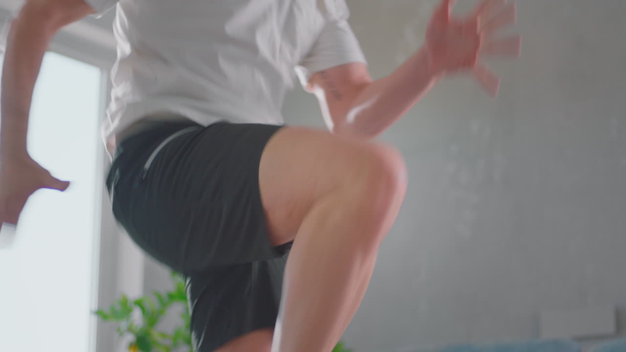 joven adulto haciendo ejercicios de salto