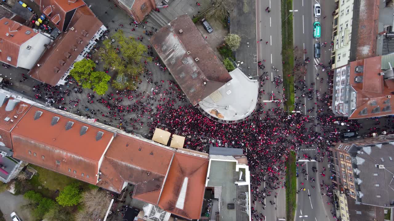 público y fanáticos del club de fútbol fk celebrando en los bares callejeros de la ciudad de kaiserslautern, alemania