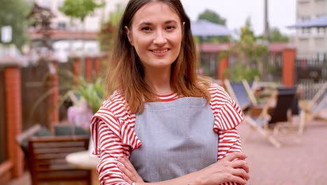 Retrato-De-Barista-O-Dueño-De-Una-Cafetería-En-Una-Cafetería-Al-Aire-Libre