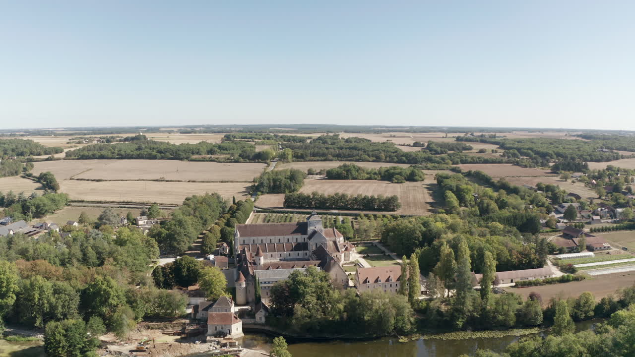 Vista aérea con dron de la hermosa Abadía de Fontgombault o Abadía de Notre-Dame.