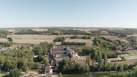 Punto-De-Vista-Aéreo-De-Drones-De-La-Hermosa-Abadía-De-Fontgombault-O-Abadía-De-Notre-dame