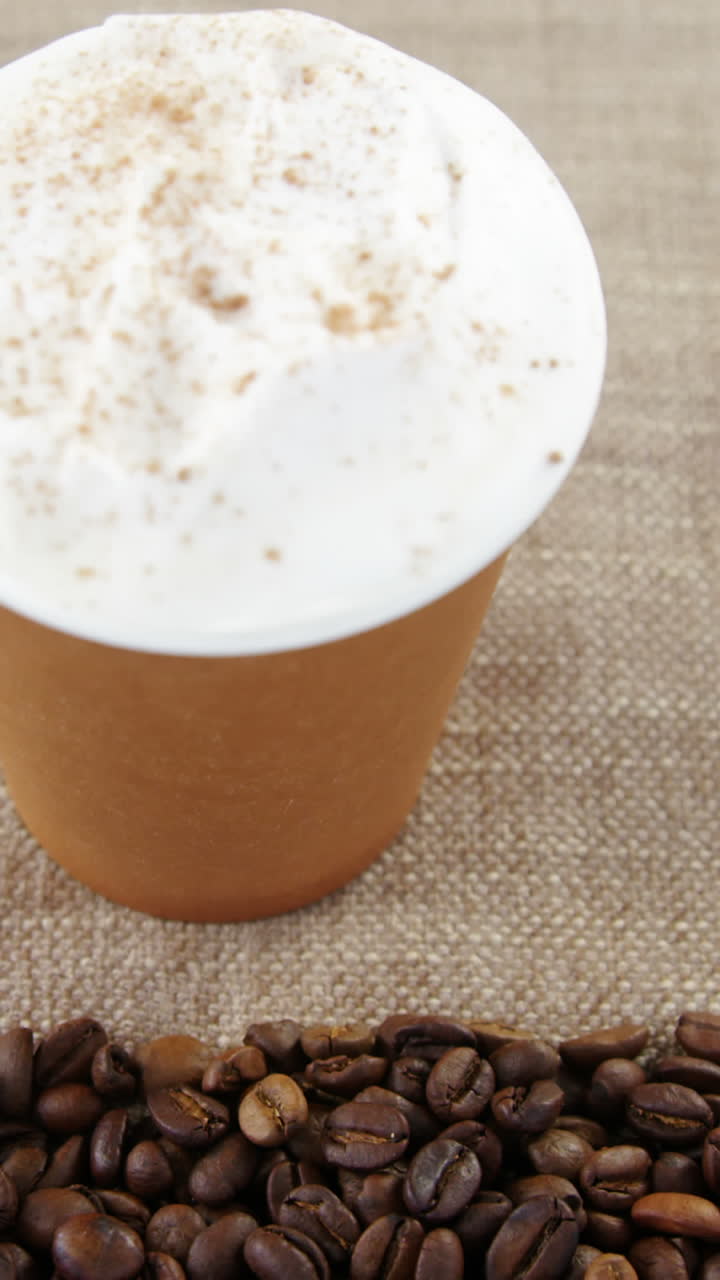 가방 에 커피 콩 이 있는 일회용 컵