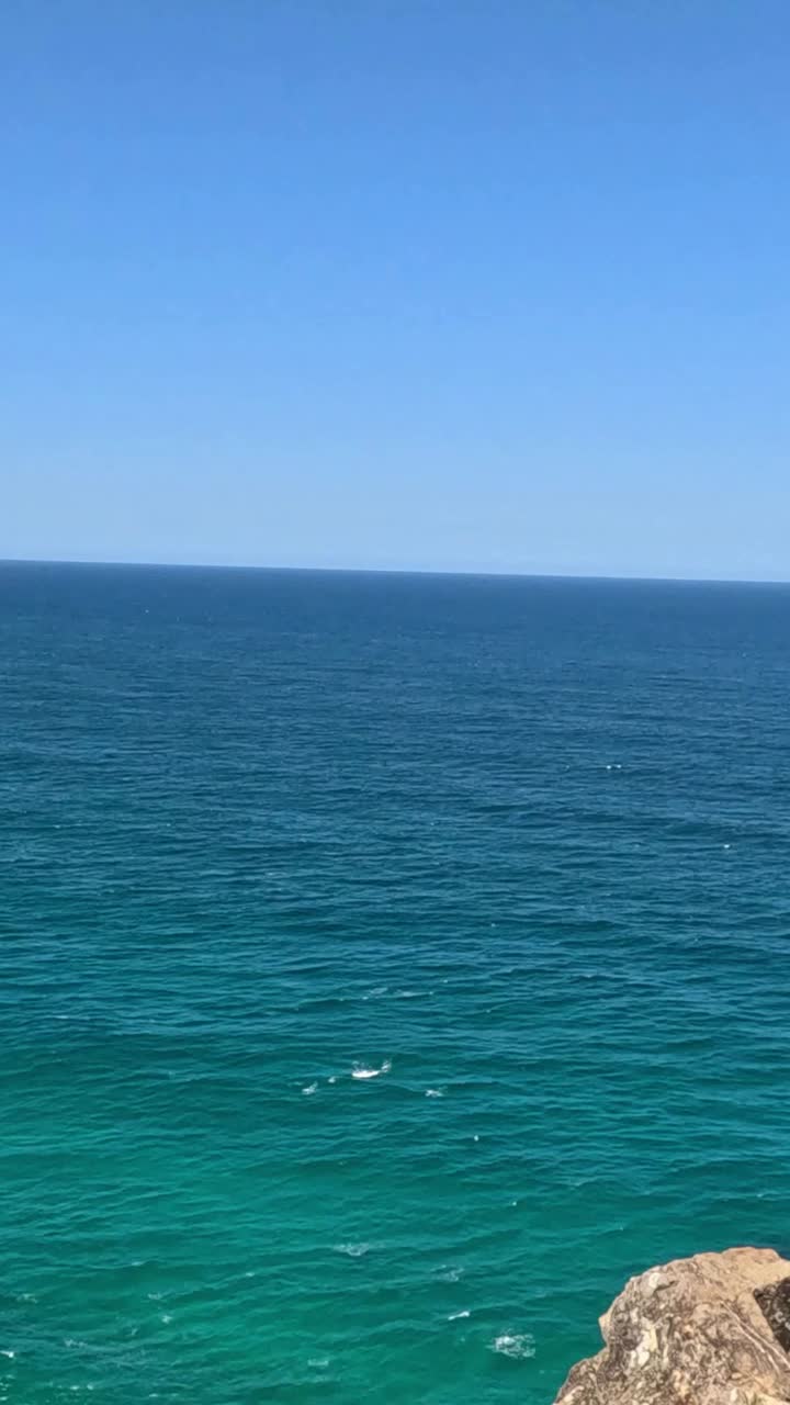 progresión escénica desde el océano hasta la costa