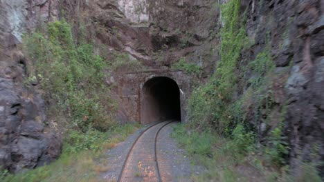 pov de um trem em movimento entrando em um túnel estreito