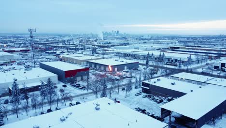 Volando-Hacia-El-Centro-De-Calgary-Desde-Una-Zona-Industrial-Con-Llamas-De-Gas-Durante-El-Invierno.