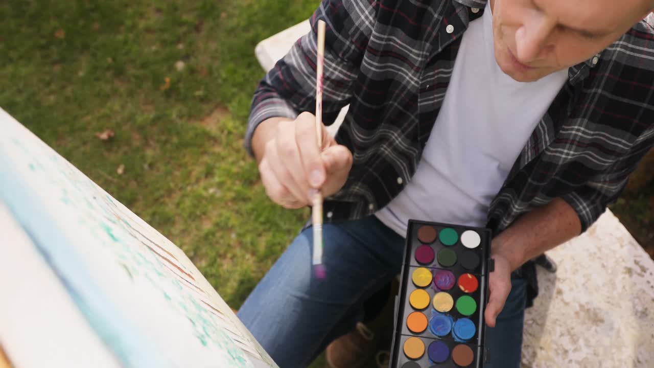 정원 4k에서 캔버스에 그림을 그리는 사람