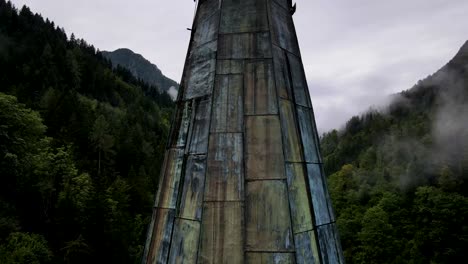 pequeña ciudad de eslovenia rodeada de neblinosas montañas de bosques de pinos drone aéreo 8