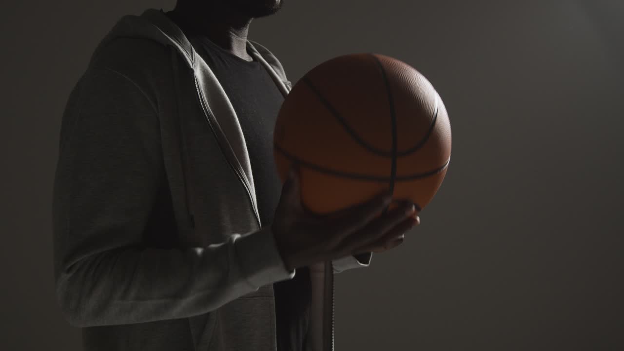 남자 농구 선수 가 손 으로 공 을 던지는 클로즈업 스튜디오  ⁇  1