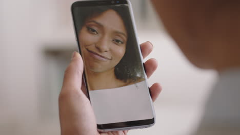 Mujer-Joven-Teniendo-Video-Chat-Usando-Un-Teléfono-Inteligente-En-Casa-Charlando-Con-Un-Amigo-Disfrutando-De-Una-Conversación-Compartiendo-Estilo-De-Vida-En-Un-Teléfono-Móvil-Con-Orientación-Vertical,-Imágenes-De-4k