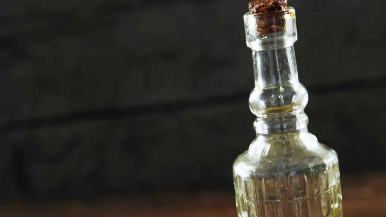 hierbas y especias secas en aceite de oliva