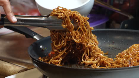 Plating-ramen-noodles-in-a-bowl-to-serve---slow-motion